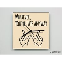 Wie Auch Immer, Du Bist Sowieso Spät Dran Hand Symbol/Quadrat Beige - Wanduhr von SolPixieDust