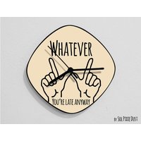 Wie Auch Immer, Du Bist Sowieso Zu Spät Hand Symbol/Oval Beige - Wanduhr Wie Auch Immer, Du Bist Sowieso Zu Spät Hand Symbol/Oval Beige - Wanduhr von SolPixieDust