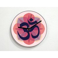 Yoga Devanagari Om ॐ - Wanduhr von SolPixieDust