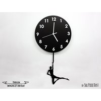 Zirkusakrobat - Pendel Wanduhr von SolPixieDust