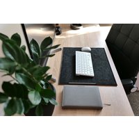 Filz Kork Schreibtischmatte Schwarz | Dunkelgrau Home Office Natur Wolle Pad Designer Keyboard Matte Geschenk Für Ihn von SolitaryDeer