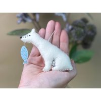 Eisbär Weihnachten Baumschmuck Weihnachtsschmuck Geschenkanhänger Filz Advent Handarbeit Süß Deko Stylisch Modern Niedlich Eisbär Weihnachten Baumschmuck Weihnachtsschmuck Geschenkanhänger Filz Advent Handarbeit Süß Deko Stylisch Modern Niedlich von SoloVonFox