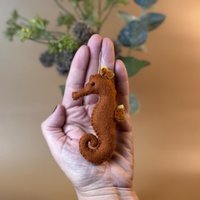 Seepferdchen Seepferd Weihnachten Sommer Weihnachtsschmuck Geschenkanhänger Advent Handarbeit Deko Geschenk Modern Stylisch Baumschmuck Seepferdchen Seepferd Weihnachten Sommer Weihnachtsschmuck Geschenkanhänger Advent Handarbeit Deko Geschenk Modern Stylisch Baumschmuck von SoloVonFox