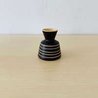 Kleine Niedliche Braune Vase, Ritzdekor von SolveigsStudio