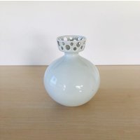 Kleine Weiße Vase, Freiberger Porzelan, Entworfen Von Astrid Löffler-Lucke, Premiert von SolveigsStudio