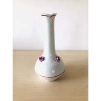 Kleine Weiße Vase Mit Rosen, Pg, Made in Gdr Kleine Weiße Vase Mit Rosen, Pg, Made in Gdr von SolveigsStudio