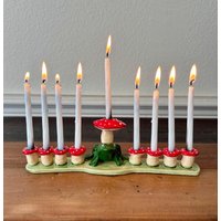 Handgefertigte Keramik Menora - Frösche Und Pilze von SomakeCeramics