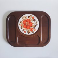 Vintage 1970Er Jahre Blumen-Käsebrett-Tablett Aus Holz, Fliesen-Mittelstück, Mid-Century-Charcuterie-Servierplatte von SomeLikeItRetroCo