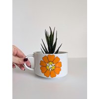 Vintage 1970Er Jahre Keramik Suppentasse/Pflanzer Mit Retro Orange Und Gelbem Blumendesign, Made in Japan, Wohnkultur Vintage 1970Er Jahre Keramik Suppentasse/Pflanzer Mit Retro Orange Und Gelbem Blumendesign, Made in Japan, Wohnkultur von SomeLikeItRetroCo