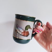 Vintage 1970Er Jahre Otagiri Duck Kaffeetasse, Dunkelgrüne Goldverzierungen Stockenten Cottage Tasse von SomeLikeItRetroCo