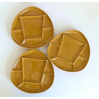 Vintage 1970Er Jahre Senfgelb Atomic Keramik Geteilte Servierplatten - 3Er-Set Hergestellt in Kanada Vintage 1970Er Jahre Senfgelb Atomic Keramik Geteilte Servierplatten - 3Er-Set Hergestellt in Kanada von SomeLikeItRetroCo