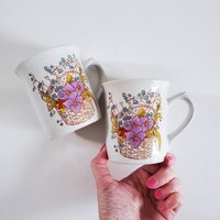 Vintage 1970S Passende Blumentassen, Steinguttassen, Retro-Kaffeetassen, Blumenkeramik, Vintage-Tassen, Kaffeetasse von SomeLikeItRetroCo