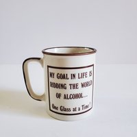 Vintage 1970S Tasse Mit Spruch "Mein Ziel Ist Es, Die Welt Von Alkohol Zu Befreien...ein Glas Nach Dem Anderen" Retro Becher, Lustige Kaffeetasse von SomeLikeItRetroCo