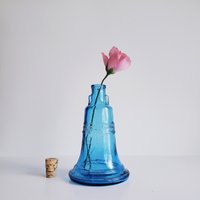 Vintage 1980Er Jahre Blue Wschnitte Glass Nj Bell Flasche "Pass & Stow", Dekanter, Weinkaraffe, Geprägte Flasche, Kerzenhalter, Blumenvase von SomeLikeItRetroCo