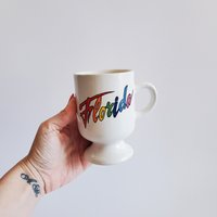 Vintage 1980Er Jahre Florida Kaffeetasse Mit Regenbogentext, Sockelbecher von SomeLikeItRetroCo