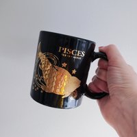 Vintage 1990S Pisces Kaffeebecher, Keramikgold Auf Schwarzem Sternzeichenbecher von SomeLikeItRetroCo