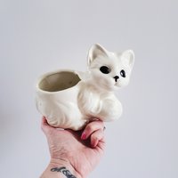 Vintage Mcm Keramik Weiße Katzen Übertopf Vase, Übertopf, Kaktushalter, Sitzendes Kätzchen von SomeLikeItRetroCo