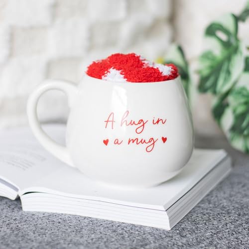Hug in a Mug Set – 500 ml Tasse mit Aufschrift Hug in a Mug und gemütlichen roten und weißen Herzsocken, mikrowellen- und spülmaschinenfest, präsentiert in einer passenden Box für eine warme und von Something Different Wholesale