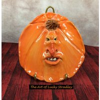 Pumpkin Teller - Rad Geworfen, Von Hand Verändert Und Skulptierte Keramikplatte Oder Wandbehang. Ein Freundliches Gesicht Zum Genießen Für Die von SomethingLucky13