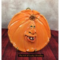 Pumpkin Teller - Rad Geworfen, Von Hand Verändert Und Skulptierte Keramikplatte Oder Wandbehang. Ein Freundliches Gesicht Zum Genießen Für Die von SomethingLucky13