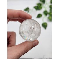 Bergkristall Kugel. Regenbogen. 100% Natur | Neben Poliert. Qualitätsquarz Brazilien. Aa-Qualität von SomethingMined