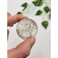 Bergkristall Kugel. Regenbogen. 100% Natur | Neben Poliert. Qualitätsquarz Brazilien. Aa-Qualität von SomethingMined