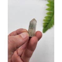 Chlorit Enthalten Quarz Punkt. 100% Natürliche Auflösung. Brazilien Chlorit Enthalten Quarz Punkt. 100% Natürliche Auflösung. Brazilien von SomethingMined