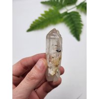 Enthaltener Quarz. Natürlicher Turmalin Eingeschlossener Quarz Mit Glimmer. 100% Natürliche Formation. Pakistan Enthaltener Quarz. Natürlicher Turmalin Eingeschlossener Quarz Mit Glimmer. 100% Natürliche Formation. Pakistan von SomethingMined