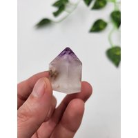 Geschliffener Amethystturm. Hämatit Beinhaltete Amethyst Türme. 100% Natur | Neben Poliert. Brazilien. Inklusive Amethyst von SomethingMined