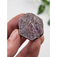 Natürlicher Hexagonal Rubin Mit Schallplattenhaltern. 100% Natürliche Formation Rubin. Indien von SomethingMined