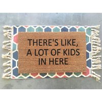 Es Gibt Wie Eine Menge Kinder Hier, Lustige Fußmatte, Große Familie, Willkommensdekor, Türmatte Für Die Gemischte Familie von SomethingToStopFor