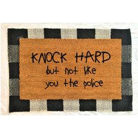 Klopfen Sie Hart, Aber Nicht Wie Die Polizei, Willkommensmatte, Lustige Fußmatte, Polizei Klopfen Einweihungsgeschenk, Makler Geschenk von SomethingToStopFor