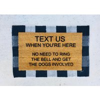 Text Us When You're Here, No Need To Ring The Bell & Get Dogs Involved Doormat, Us Doormat, Don't Knock Welcome Doormat von SomethingToStopFor