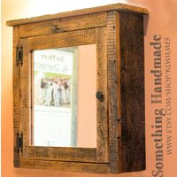 Rustikaler Alter Scheunenholz Medizinschrank Mit Spiegel Aus Dem Von 1892 von Somethinghandmademn