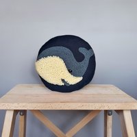 Wal-Punschnadel-Kissen - Handgemachtes Ozean-Dekor Meerestier-Kinderzimmer-Dekor Küstenzimmer-Akzent Süßer Wal-Plüsch-Dekor von SomethingsCompany