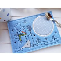 Schneemann Mug Rug Tassenteppich Hellblauer Filz Untersetzer Bestickt, Geschenk Weihnachten Entspannung Adventskalender von SonnenGlueck