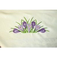 Tischdecke Krokus Mitteldecke Tischdekoration Bestickte Blumen Frühling Ostern Handbestickte Mitteltischdecke Nr.6237 von Sonnenblume1547