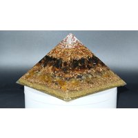 Orgonit Pyramide Aus Bernstein Honigcalcit Und Recycelten Metallen Heimdekoration Sammlerstück Unikat Anfertigung Einer Manufaktur von Sonnenkraft7