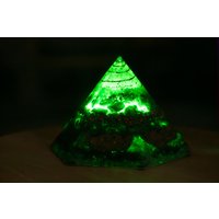 Orgonit Pyramide Nachtlicht Mit Led | Handgemachte Energiepyramide Bergkristall & Farbwechsellicht Chakra Deko Und Geschenkidee von Sonnenkraft7