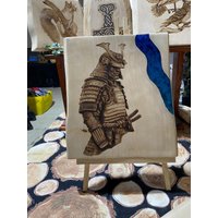 Samurai Brandmalerei Von Hand Gearbeitet Mit Epoxidharz Komponenten | Ohne Laser Verarbeitet 44x34cm Wandgemälde Holzarbeit Auf Ahorn Samurai Brandmalerei Von Hand Gearbeitet Mit Epoxidharz Komponenten | Ohne Laser Verarbeitet 44x34cm Wandgemälde Holzarbeit Auf Ahorn von Sonnenkraft7