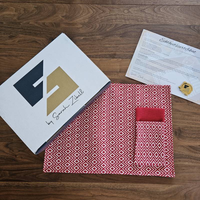 4er Tischset mit Bestecktasche im Geschenkkarton in Rot von Sonnenmax GmbH