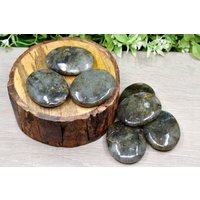 Labradorit Palmsteine Tasche Heilstein Entspannungsstein von SoothingCrystalStore