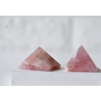 Rosenquarz Heilpyramide ~ Kristallpyramide Zum Ausgleich Von Gitter Und Chakra von SoothingCrystalStore