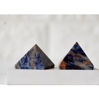 Sodalith Heilpyramide ~ Kristallpyramide Zum Ausgleich Von Gitter Und Chakras von SoothingCrystalStore