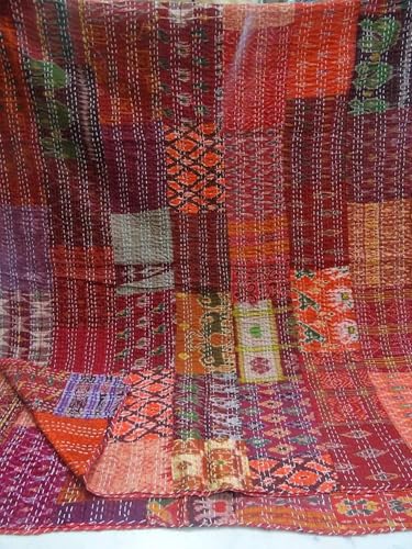 Sophia-Art Twin/King Indian Bettdecke Ethnic Throws Patchwork Indian Quilt Cover Alte böhmische Seide Saree Kantha Tagesdecke Vintage Patola Quilt (Maroon, King 90" x 108") von Sophia-Art