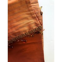 Silk Tischläufer Mit Zarten Details von SophiesPillowShoppe