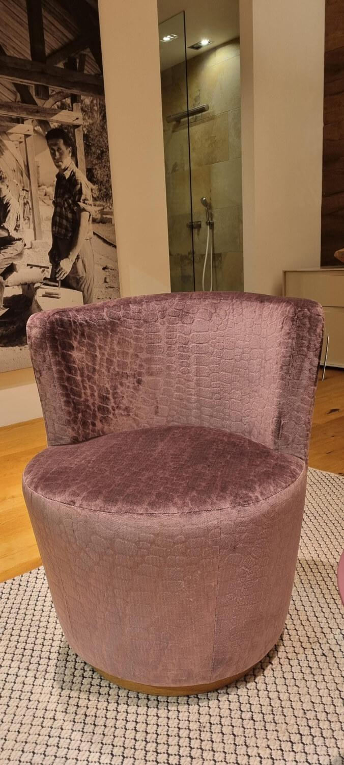 Sessel Malia Lounge Chair Stoff JAB Croco Violett Sockel Natur Geölt Sessel Malia Lounge Chair Stoff JAB Croco Violett Sockel Natur Geölt von Sophisticated Living