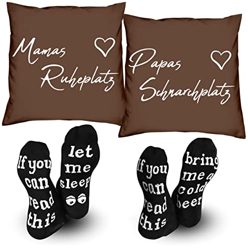 Soreso Design Geschenk Mama und Papa zu Weihnachten 2er Kissen Set dazu 2 Paar Socken im Geschenke-Set - Mamas Ruheplatz/Papas Schnarchplatz Kissen Deko-Kissen für die Schnarchecke 40 x 40 cm braun von Soreso Design