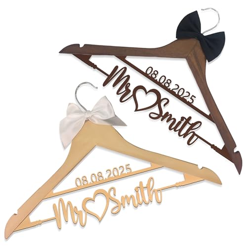 Personalisierte Hochzeitsbügel - Braut Bräutigam Holzkleid/Smoking Set mit gravierten Namen & Datum Elegante Schliefenkrawatte Braut Party Geschenk Erinnerung Personalisierte Hochzeitsbügel - Braut Bräutigam Holzkleid/Smoking Set mit gravierten Namen & Datum Elegante Schliefenkrawatte Braut Party Geschenk Erinnerung von SosnSusn