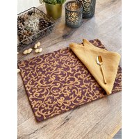 Eleganter Brauner Weicher Gobelin Platzuntersetzung, Waschbares Stoff-Platzset, Braun Und Gold Rustikaler Tisch von SoulGardensStudio